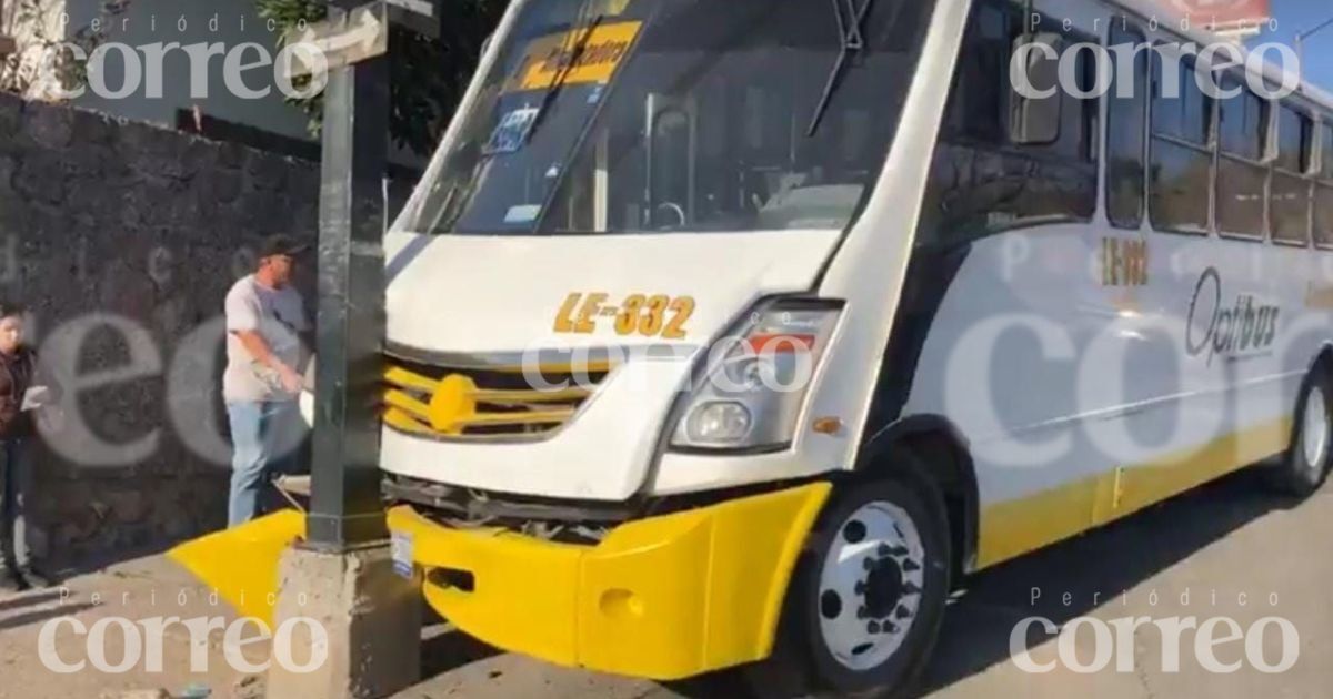 Autobús de León se queda sin frenos y estampa contra poste