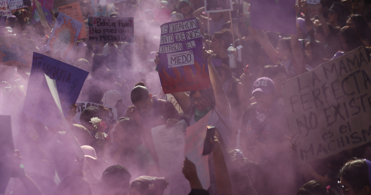 Reprimen con gas a feministas de la CDMX; Gobierno afirma que no es lacrimógeno