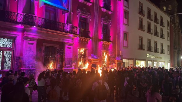 Fuego e iconoclasia feminista se hace presente en León por justicia a feminicidios