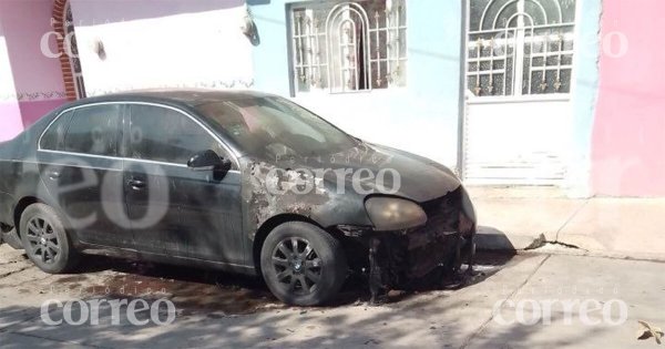 Dos vehículos terminan incendiados en pleno cateo de la FGE en Juventino Rosas