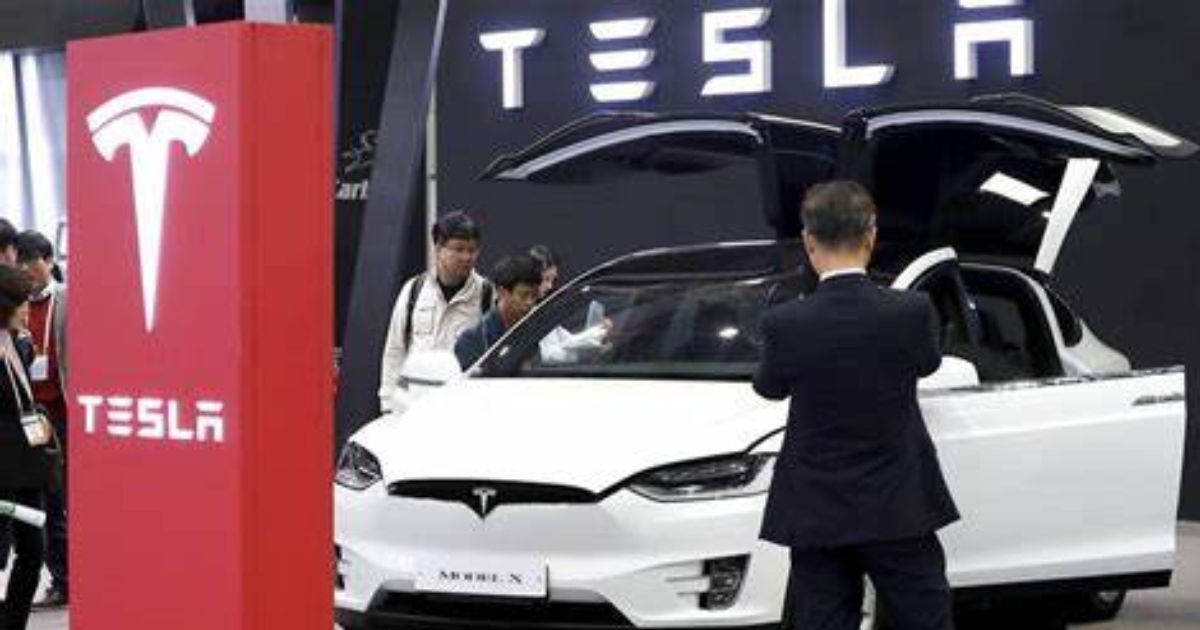 Revisan más de 120 mil autos Tesla en EUA por zafárseles el volante