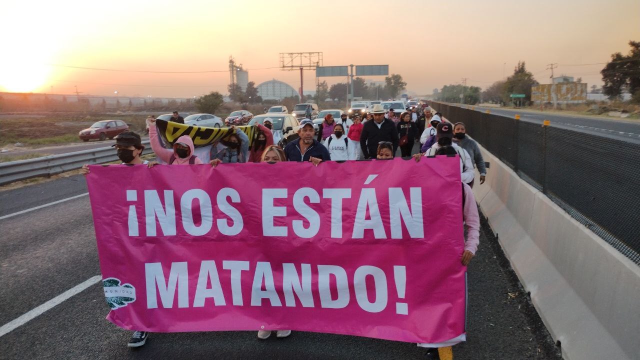 Manifestación del Colectivo Memoria, Justicia y Comunidad bloquea carreteras por el crucero de El Chico