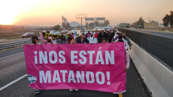 Manifestación del Colectivo Memoria, Justicia y Comunidad bloquea carreteras por el crucero de El Chico