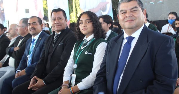 Melanie Becerra, de San José Iturbide, recibe reconocimiento de la SEG por su desempeño académico