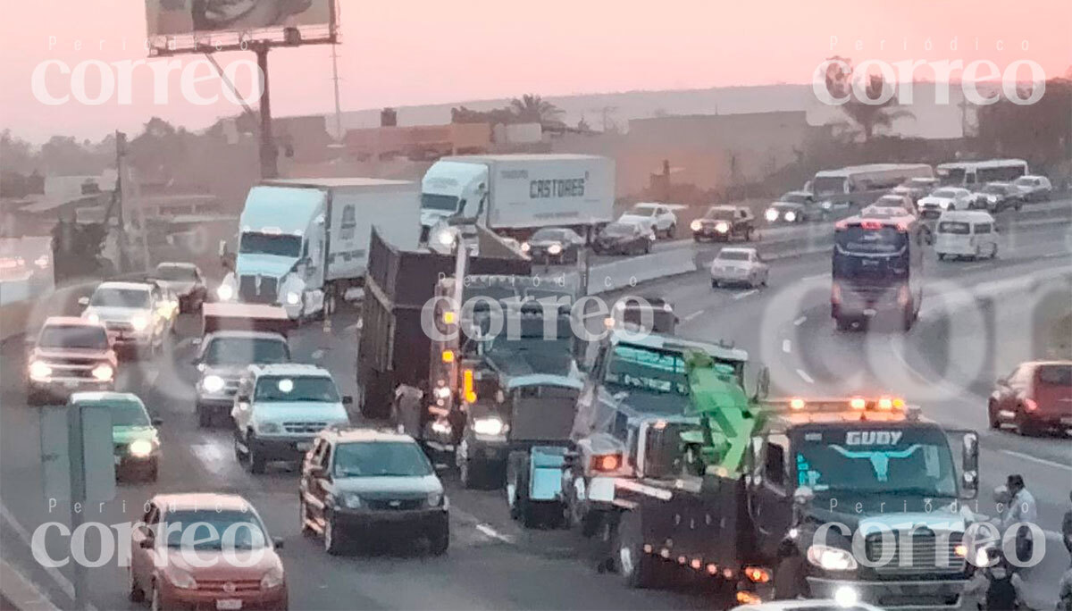 Accidente de tráiler de chatarra provoca tráfico en la carretera León-Silao