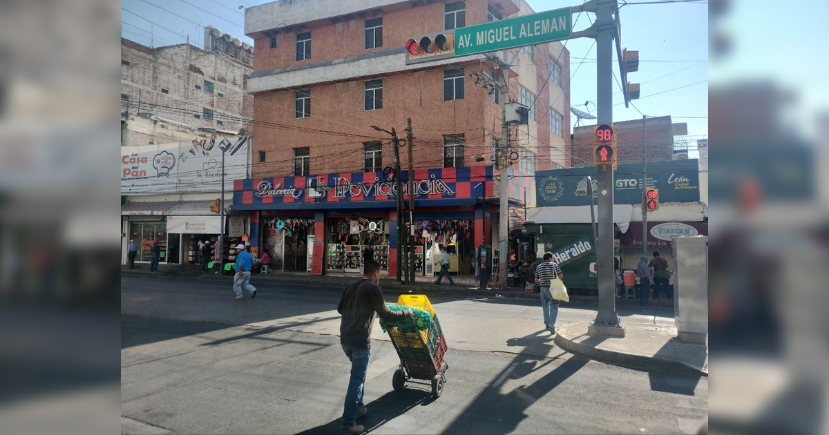 El peligroso cruce de la avenida Miguel Alemán alerta a leoneses: 'Faltan tránsitos'