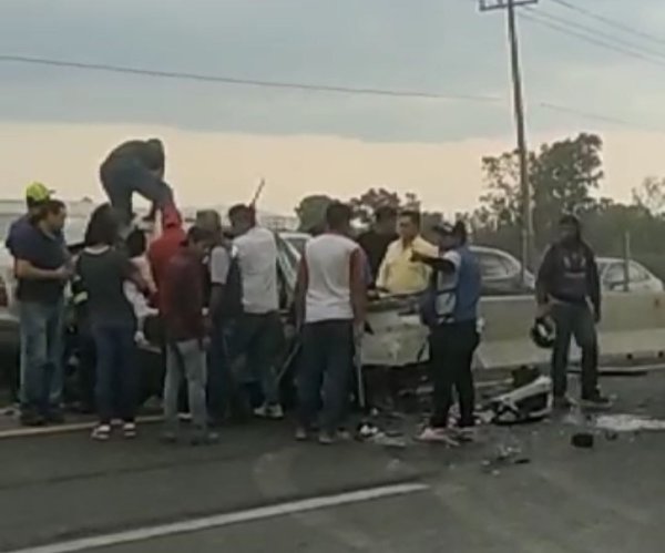 Aparatoso choque en la carretera Irapuato-Salamanca deja cuatro lesionados graves 