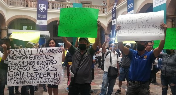 Manifestación de comerciantes irrumpe Presidencia de León; quieren restitución de plazas  