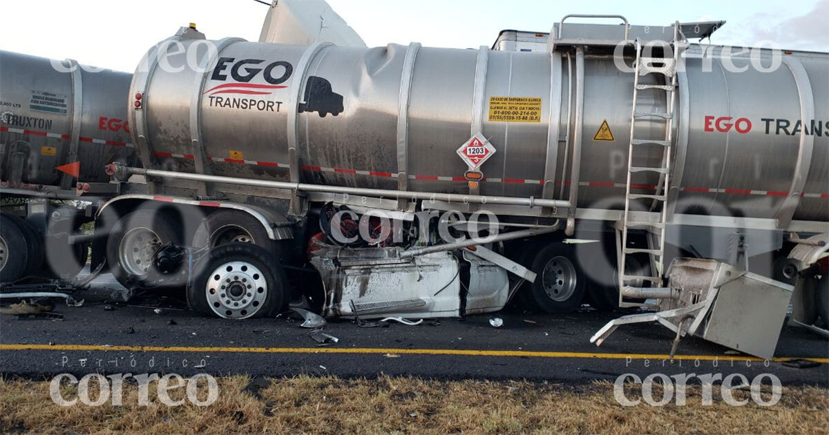 Choque entre dos tráileres en la carretera federal 1110 de Pénjamo deja un muerto 