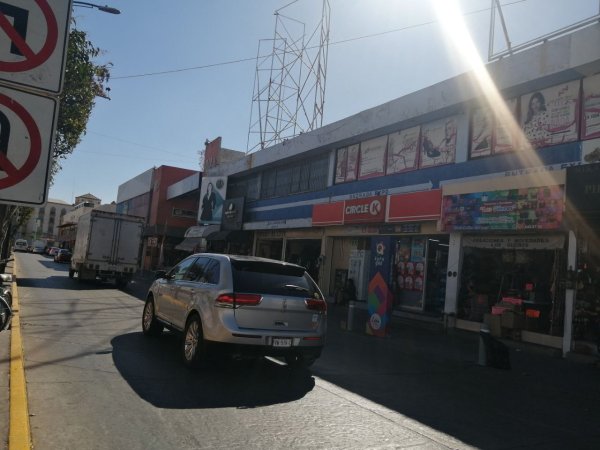 Fiscalización analiza multas a comerciantes que invaden banquetas de la Zona Piel en León 