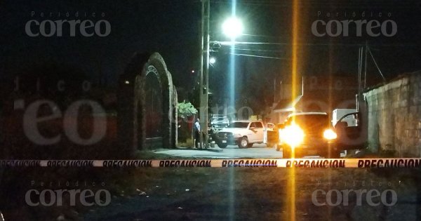 Asesinan a un hombre mientras abordaba su camioneta en la colonia Guadalupe en Comonfort