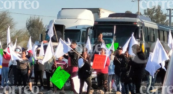 Habitantes de Lo de Juárez bloquean carretera Irapuato-Silao; los desalojaron de sus casas y los agredieron 