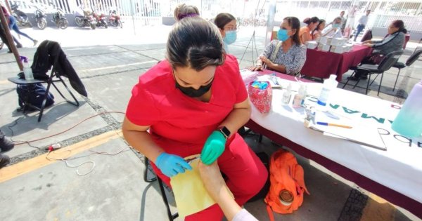 Lorena Sánchez Razo cuida los pies de la tercera edad de Salamanca