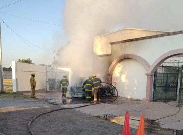 Incendian coche del Subdirector de la Secundaria 5 en Irapuato