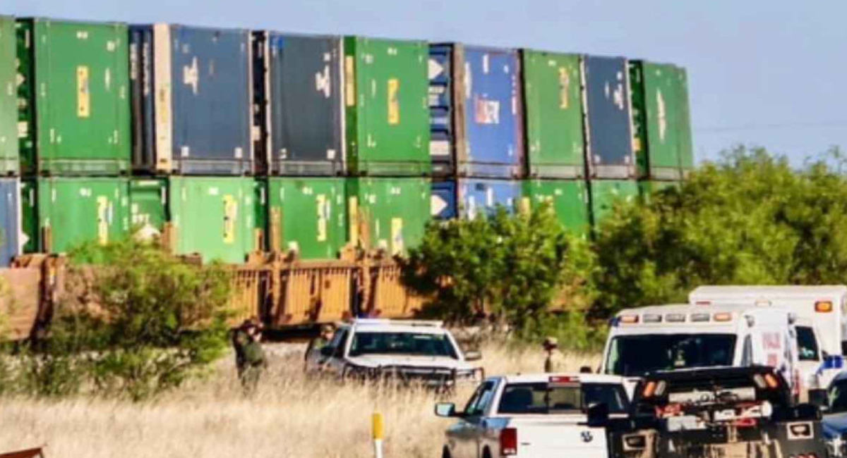 Hallan a 15 migrantes hacinados dentro de tráiler en Texas; 2 de ellos murieron 