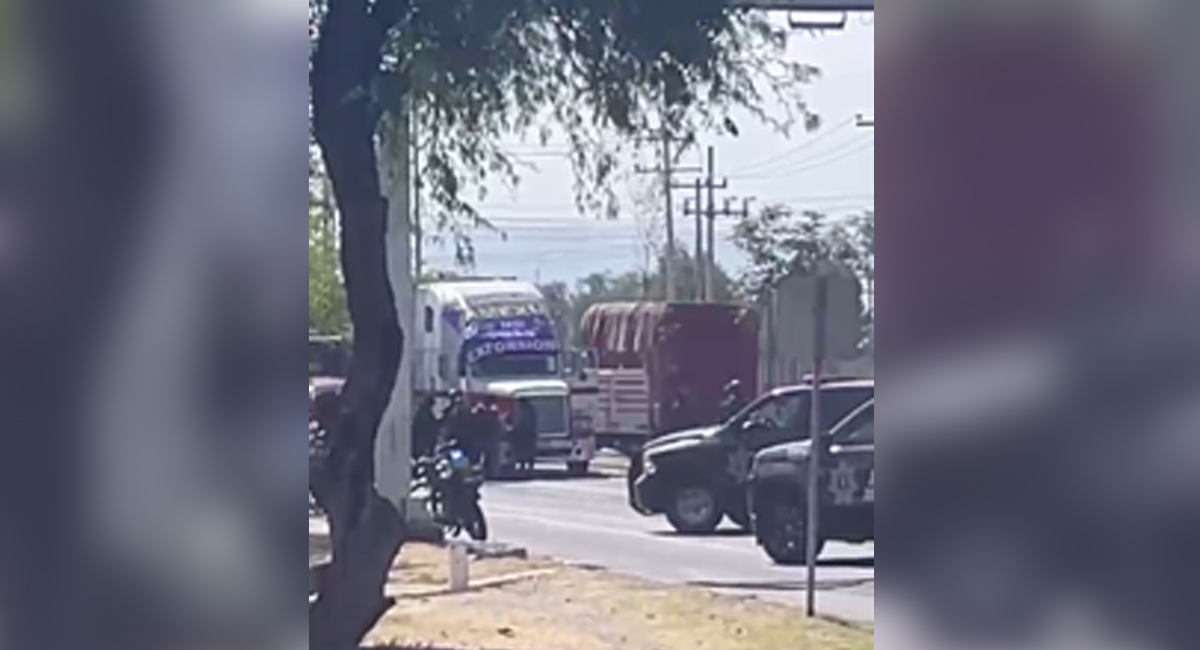 Transportistas bloquean entrada de Celaya, están 'hartos' de la inseguridad 