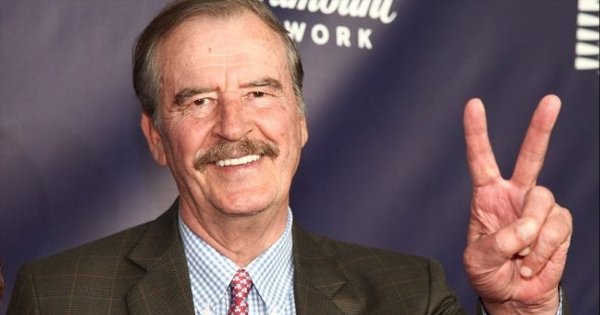 Al grito de 'traidor', mexicanos reciben a Vicente Fox en Phoenix, Arizona