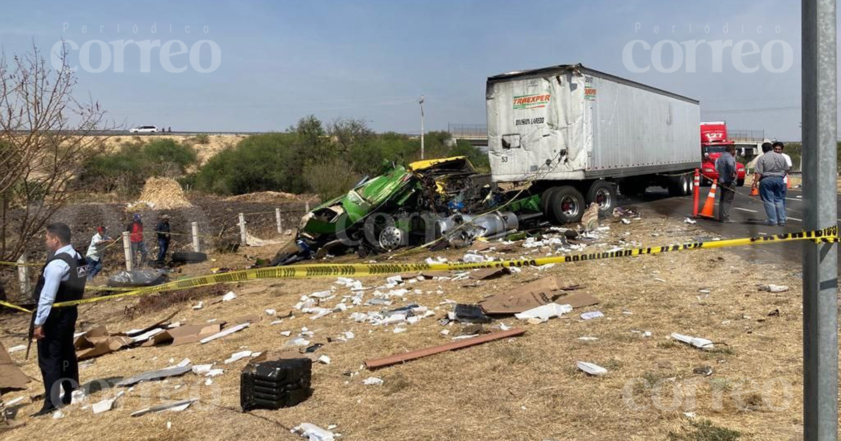 Chocan dos tráileres en la Salamanca-León; hay tres personas muertas