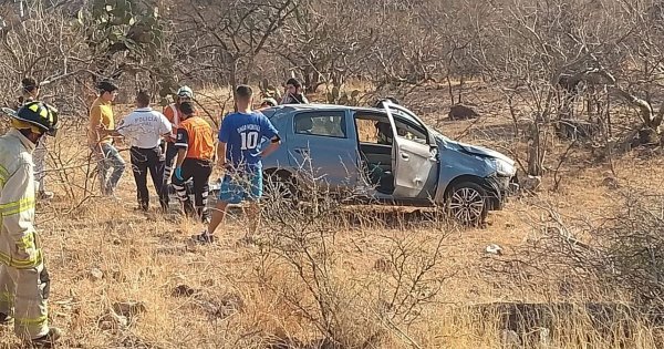 Vehículo se vuelca en las curvas de la carretera panorámica en Guanajuato 