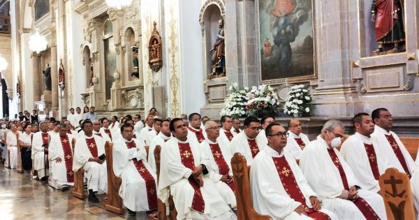 Más de 200 curas de Celaya renuevan sus votos sacerdotales en la Misa Crismal