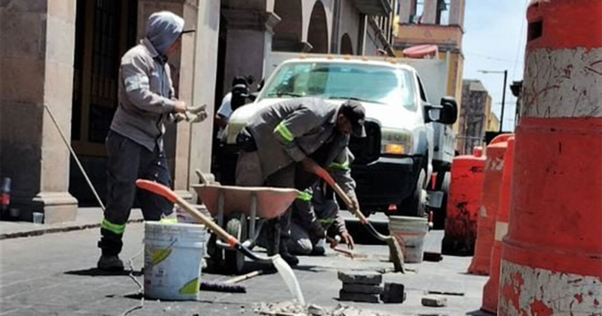 ¡Cuento de no acabar! Personal de Obras Públicas coloca pórfido que se desprende en Celaya