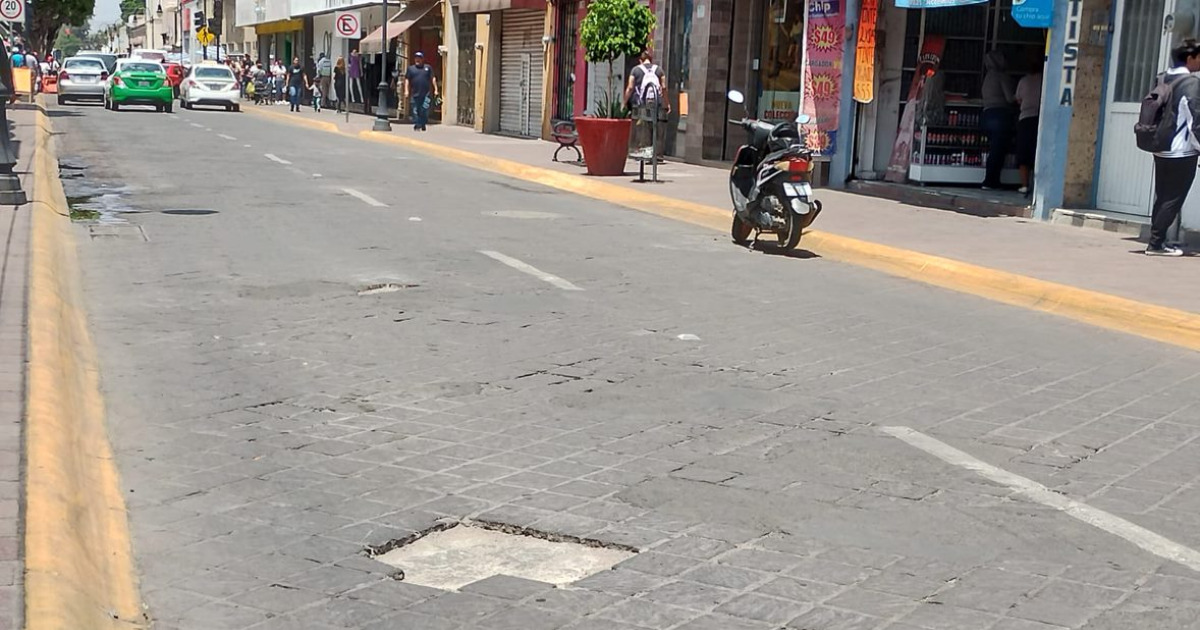 Urgen comerciantes reparación de la calle Juárez en Salamanca