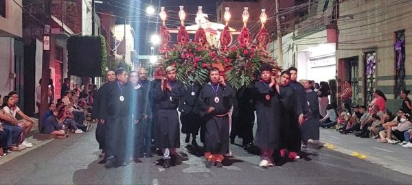 Llevan al Cristo Negro a la Procesión del Silencio por las calles de Salamanca