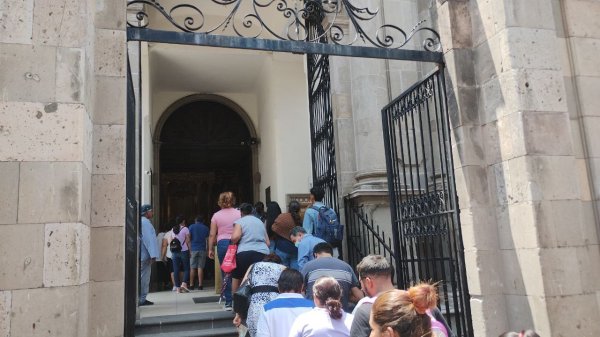 No olvidan su tradición: Acuden miles de fieles a visitar al Señor del Hospital en Salamanca 