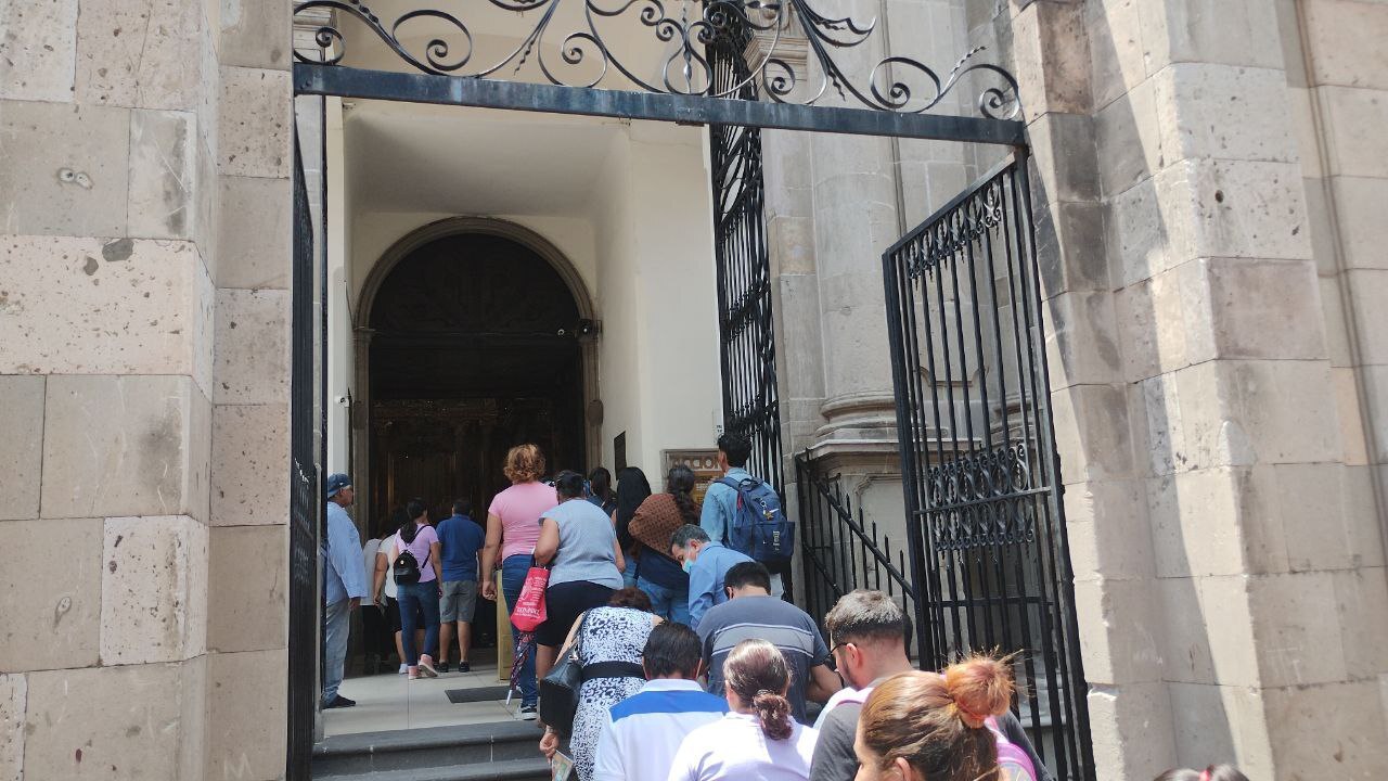 No olvidan su tradición: Acuden miles de fieles a visitar al Señor del Hospital en Salamanca 