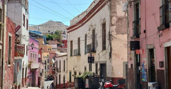 Alertan autoridades por casas en riesgo de derrumbe en Guanajuato