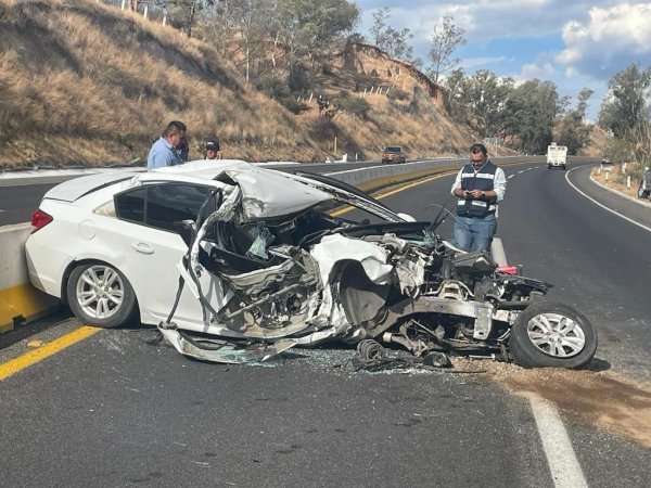 Se accidenta en la autopista Guanajuato –Silao; auto se despedaza 