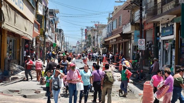 Comerciantes exigen a Lorena Alfaro quitar jardineras en la calle Leandro Valle de Irapuato