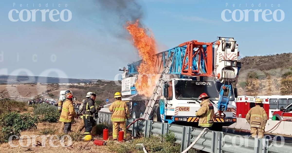 Provoca incendio el calentamiento de motor de grúa en Celaya