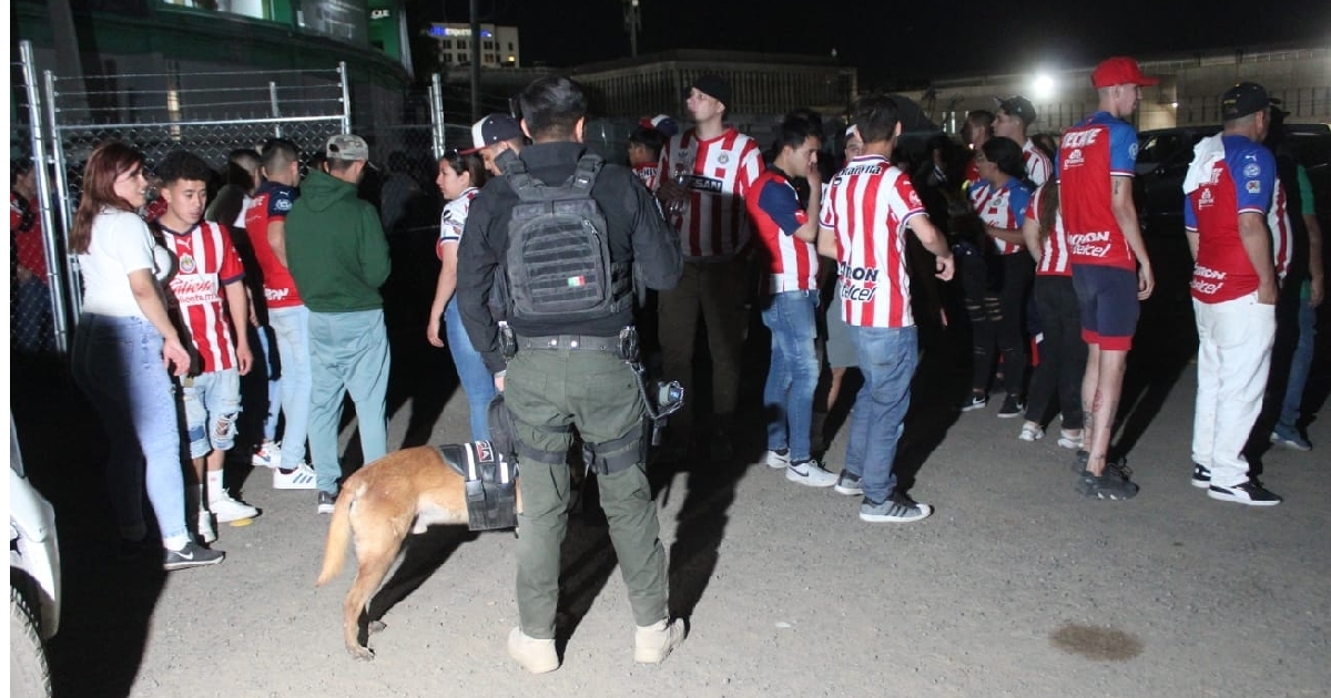 Riña entre aficionados de León y Chivas dejó 16 detenidos y 3 policías suspendidos