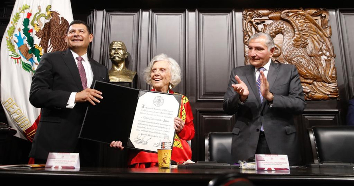 Elena Poniatowska recibe la medalla Belisario Domínguez; 'Es una santa laica', dice AMLO