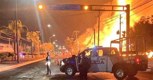 Incendio de pastizal consume empresa de tarimas en Ejido Pompa en León