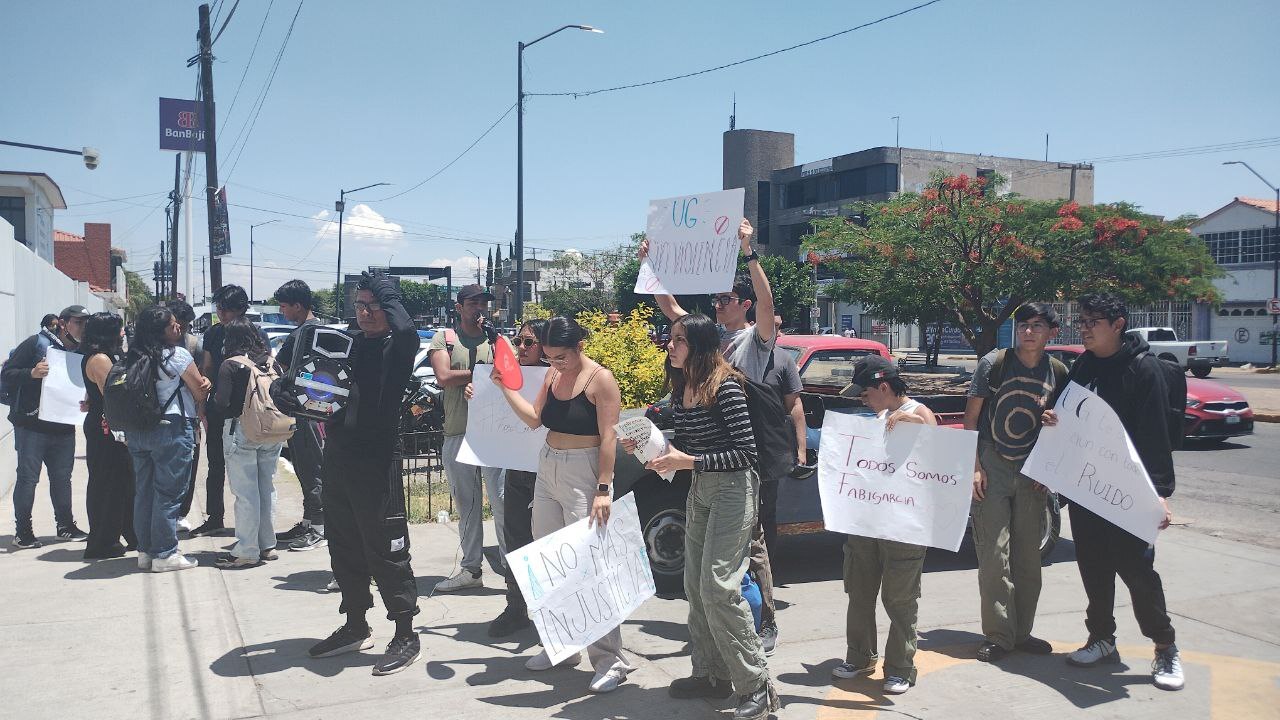 Alumnos de la prepa oficial de Salamanca piden restituir a docente despedida por pelea