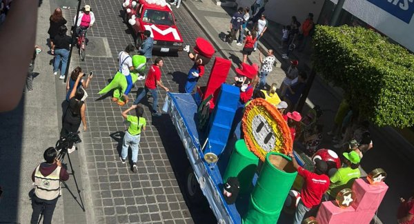 Con carros alegóricos y disfraces, desfilan para festejar los 65 años del Tecnológico de Celaya 