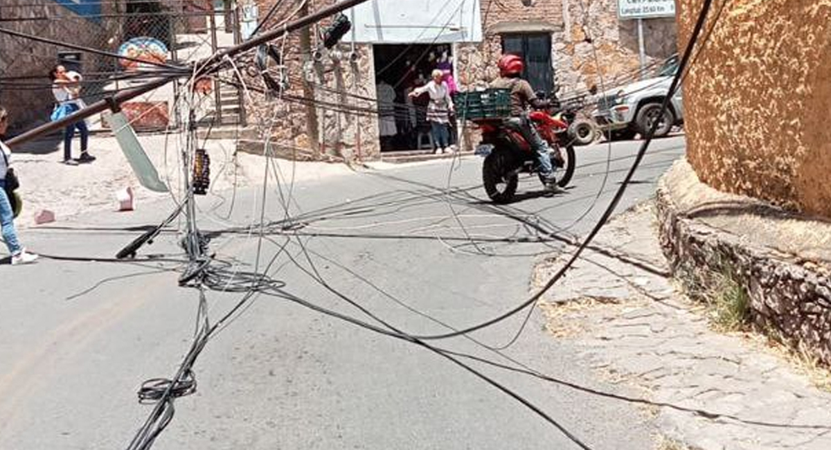 Se cae poste de cables en el Carrizo, bombero de Guanajuato pide reducir riesgos para la población  