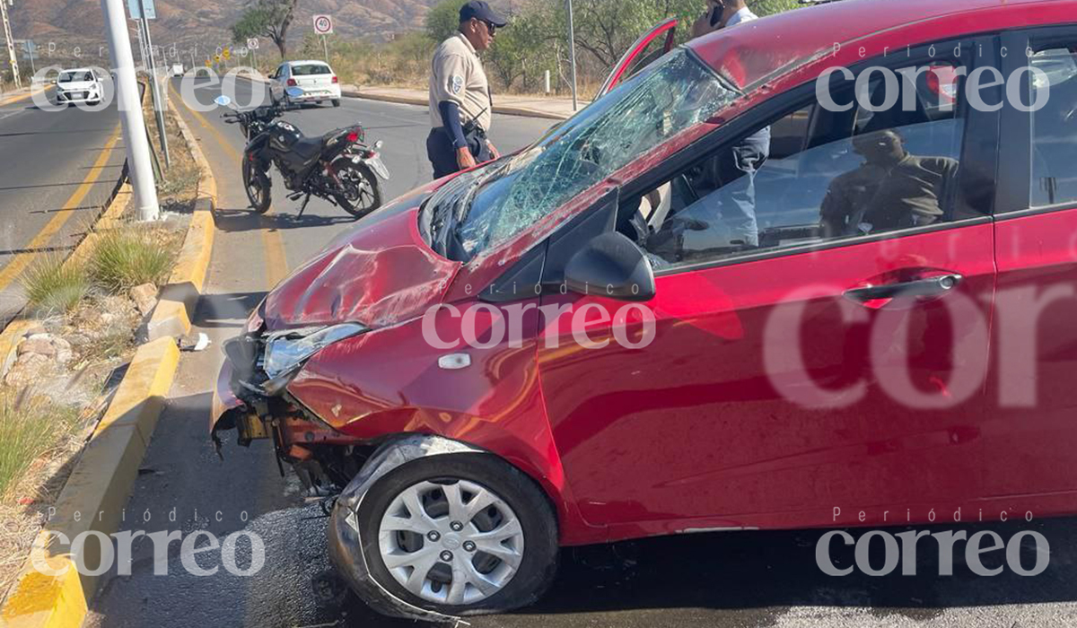 Conductor se estampa en Guanajuato, quedó ileso pero el auto fue pérdida total