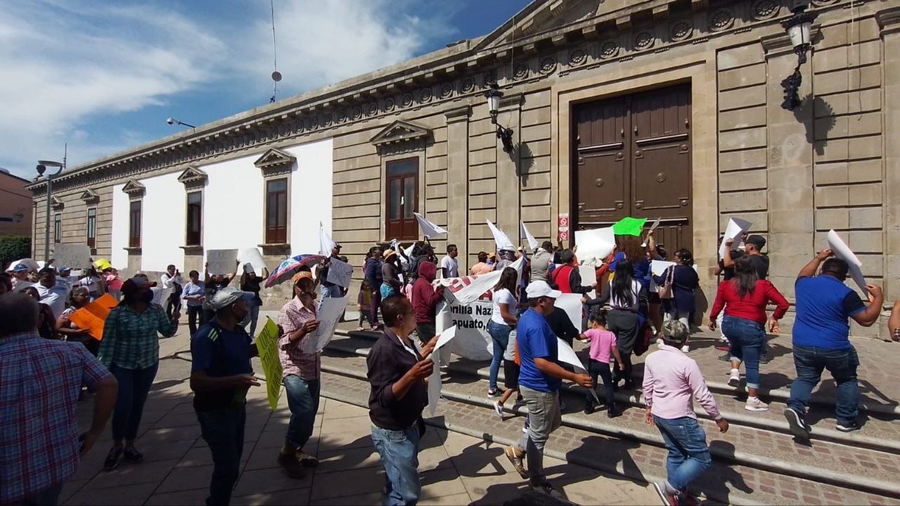 Vecinos de Lo de Juárez y comerciantes protagonizan riña frente a Presidencia Municipal de Irapuato