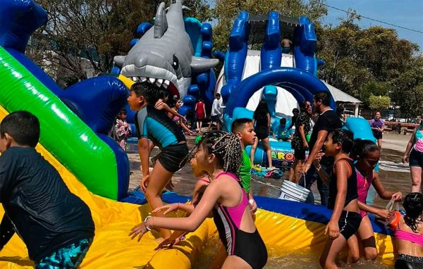 Refrescante Día del Niño celebran en León; convierten primaria en balneario