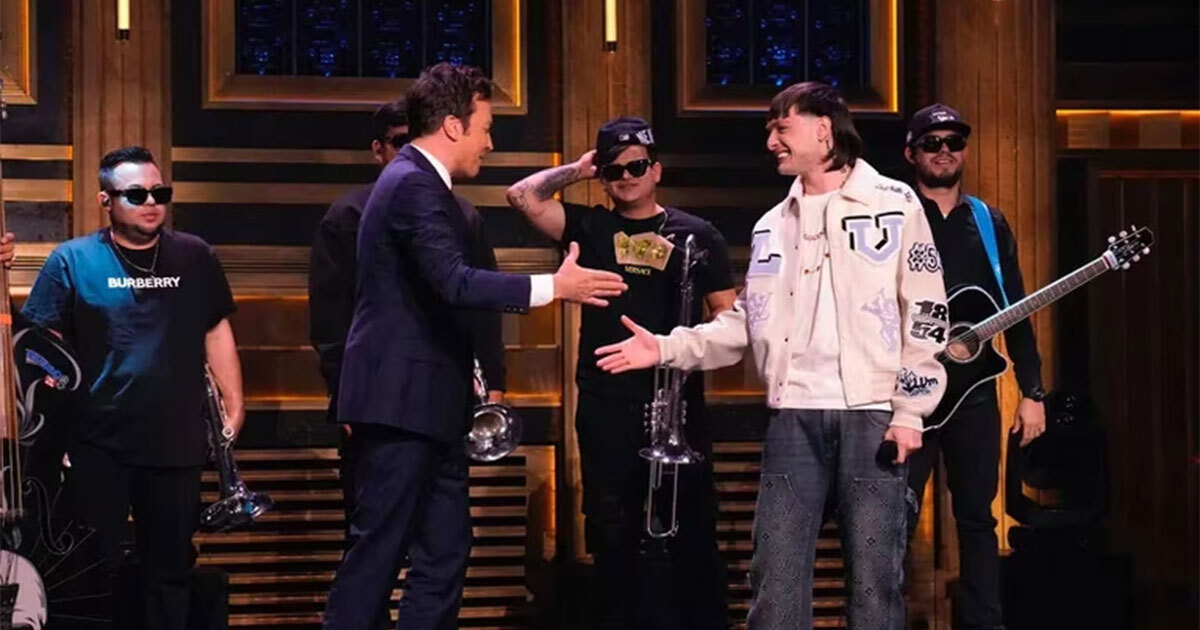 Peso Pluma con Jimmy Fallon: así fue la curiosa presentación del cantante de regional mexicano