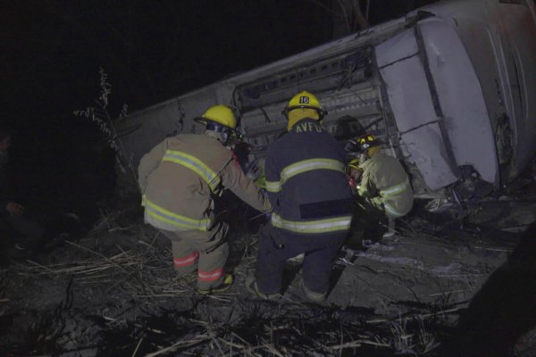 Autobús con turistas cae a barranco en Nayarit, registra 18 muertos y más de 30 heridos