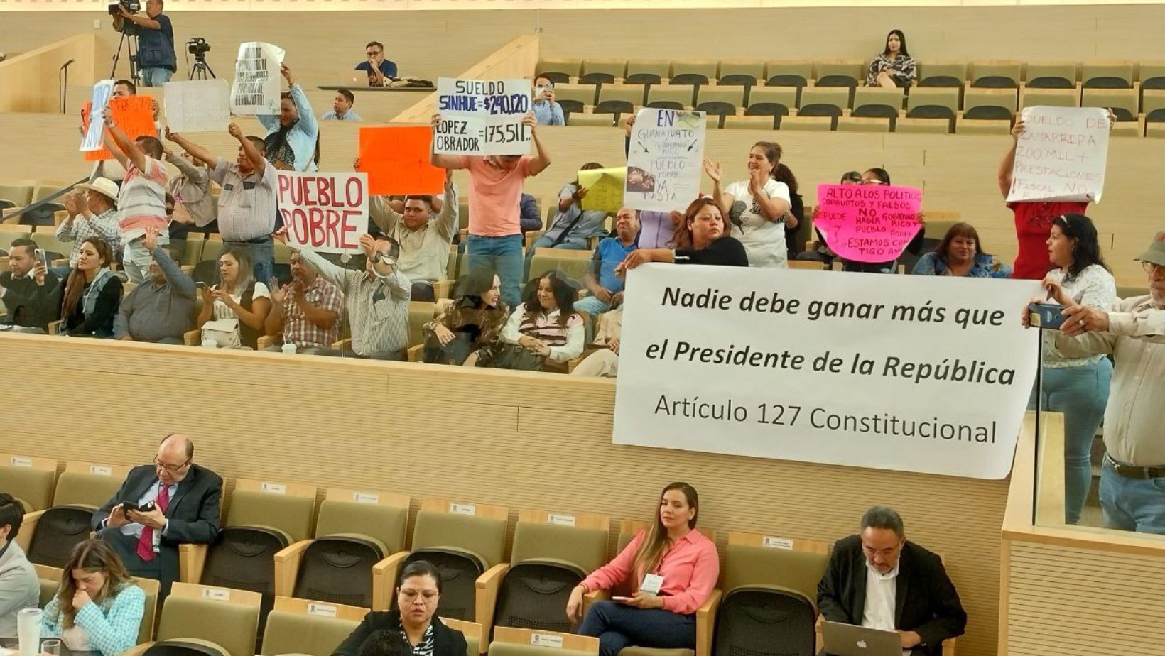 Simpatizantes de Morena exigen al Congreso del Estado que Sihue gane menos que AMLO