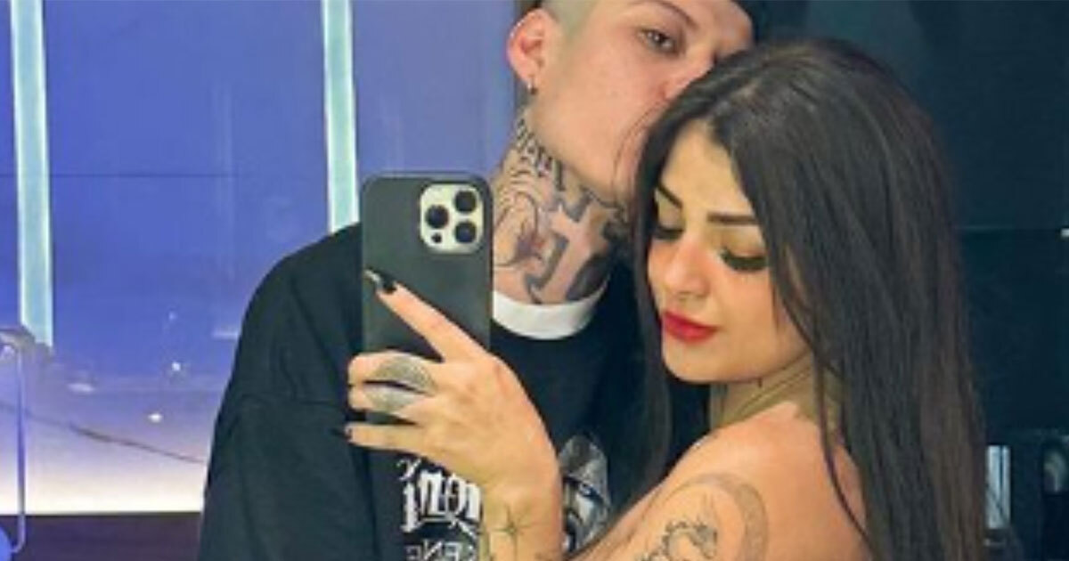 “Me gustas“: Así fue como Santa Fe Klan le confesó su amor a Karely Ruíz en plena transmisión 