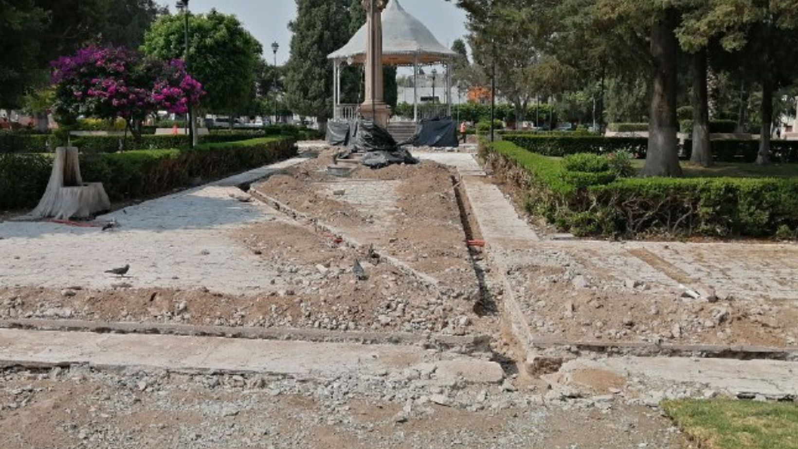 Denuncian habitantes retraso en obras del jardín principal de San José Iturbide