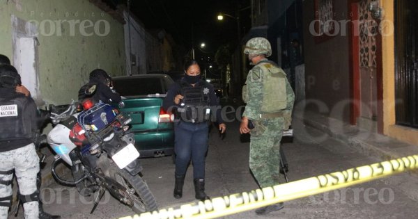 Balean a padre e hijo dentro de una casa en la zona centro de Pénjamo