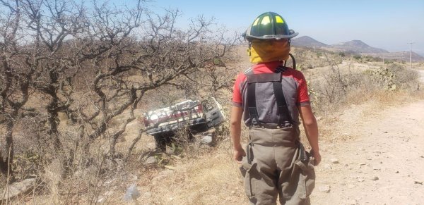 Madre se salva de caer a barranco con sus hijos en Pénjamo