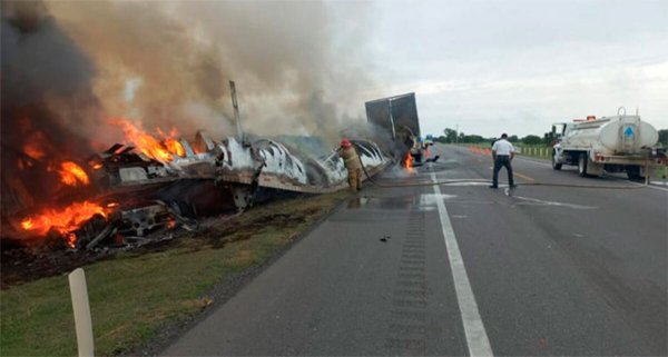 Choque entre camión de pasajeros y trailer deja 26 muertos en Tamaulipas